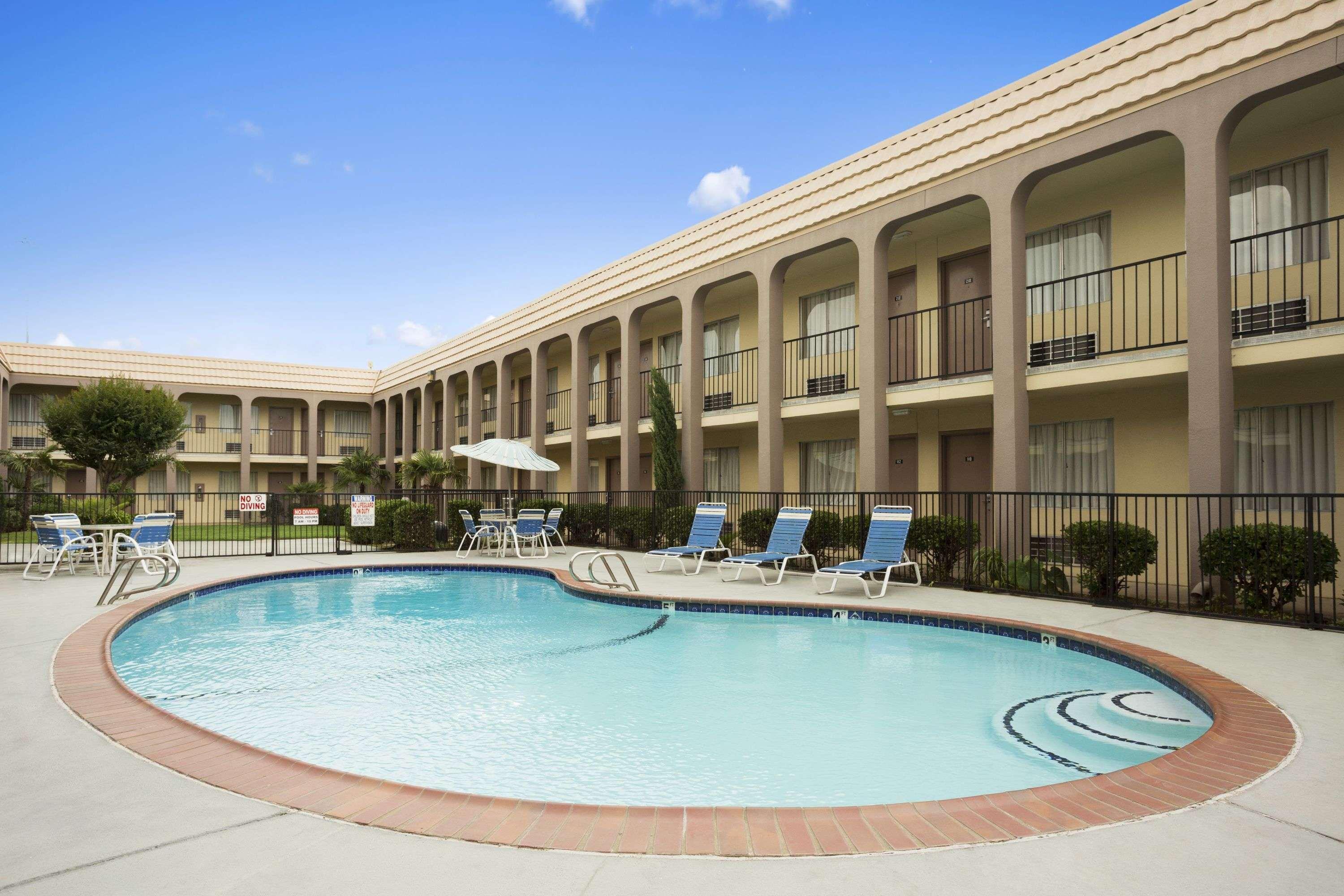 Days Inn By Wyndham Dallas Irving Exterior photo
